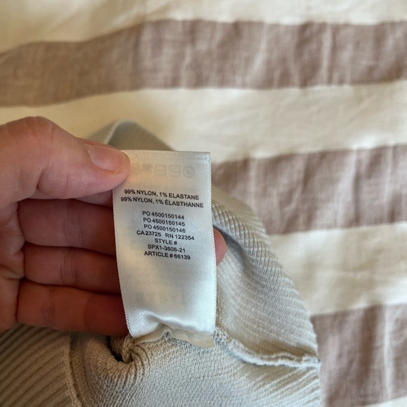 Babaton Aritzia Sculpt Knit
Squareneck Cropped Tank Taupe Size Small - Picture 5 of 12